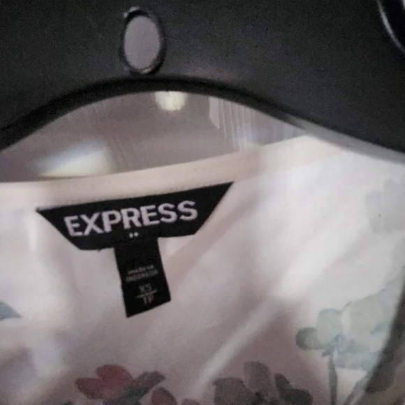 Express V Neck Floral Gramercy Tee, Small (EUC) - Picture 5 of 6